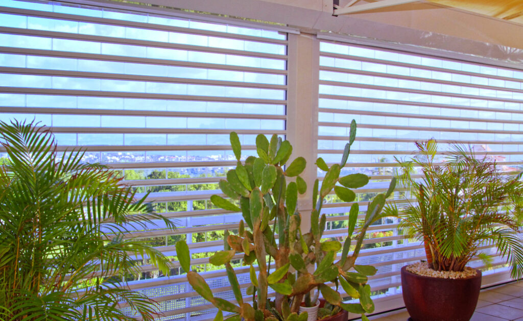 VOLET-ROULANT-EN-ALUMINIUM-ET-TRANSPARENT