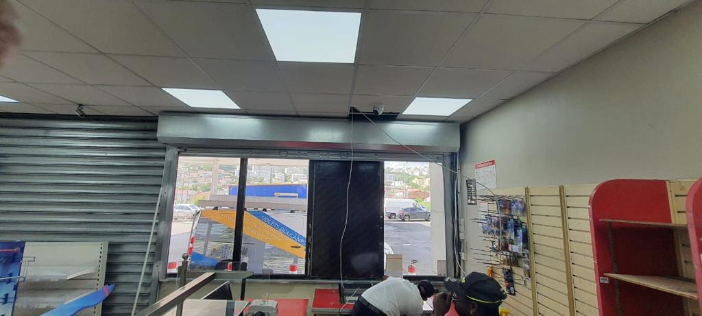 easy-caraibe-volet-roulant-fabrication-pose-renovation-martinique-guadeloupe-caraibes-1-Installateur-de-rideaux-métallique