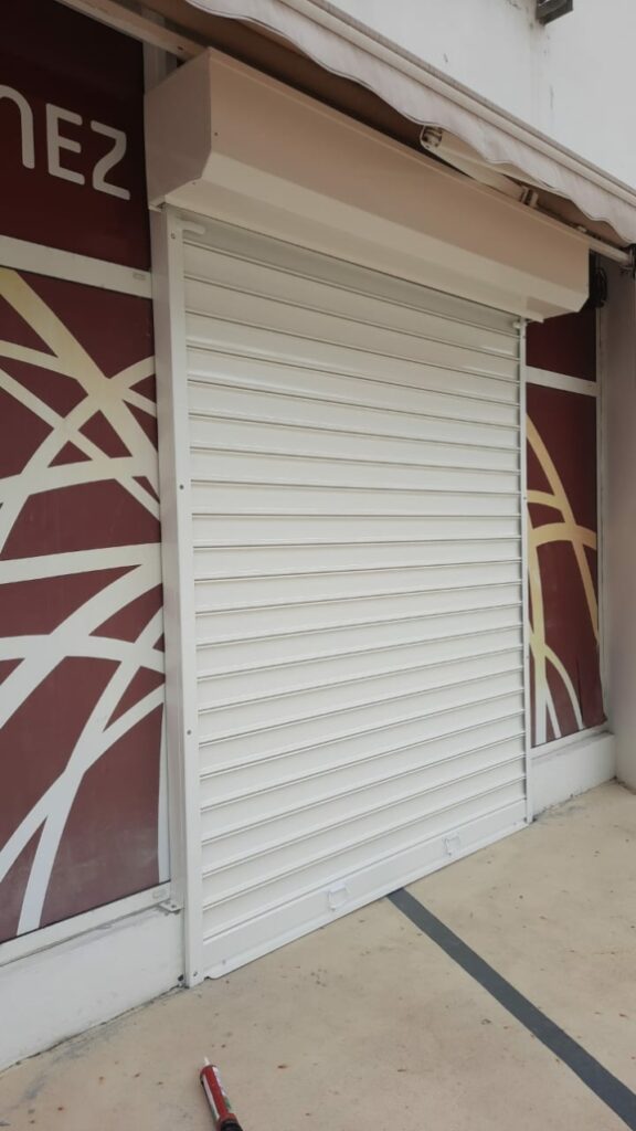 easy-caraibe-volet-roulant-fabrication-pose-renovation-martinique-guadeloupe-caraibes-Pose-de-rideaux-métalliques-Martinique