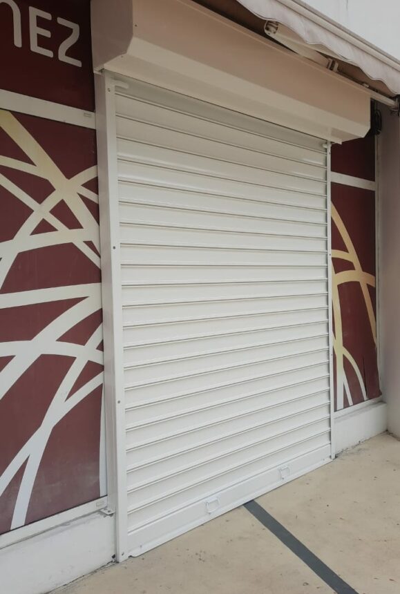easy-caraibe-volet-roulant-fabrication-pose-renovation-martinique-guadeloupe-caraibes-Pose-de-rideaux-métalliques-Martinique